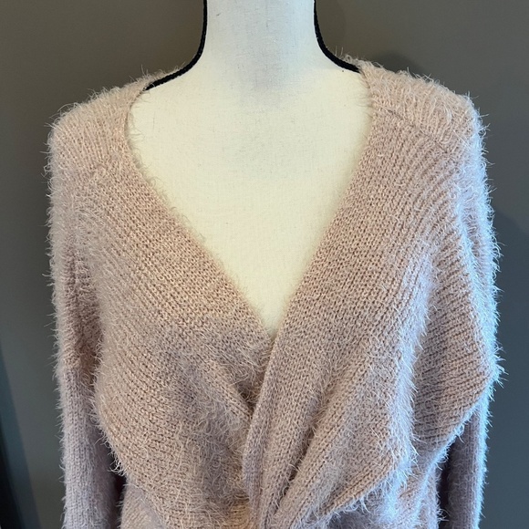 &merci Women's Rose soft and fuzzy chunky sweater, knot twist, Size Large - Picture 2 of 10